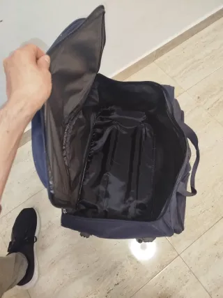 Bolso de viaje azul con ruedas