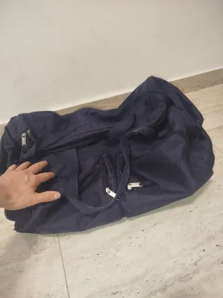 Bolso de viaje azul con ruedas