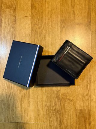 Cartera Tommy Hilfiger Negra y Azul