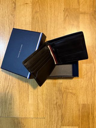 Cartera Tommy Hilfiger Negra y Azul