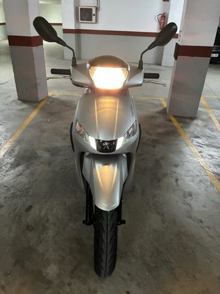 Peugeot Tweet 125i Scooter Gris Plata