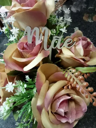Vaso cerâmica com flores artificiais