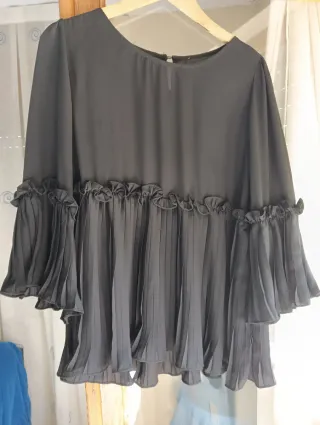 Blusón negro con vuelo y volantes