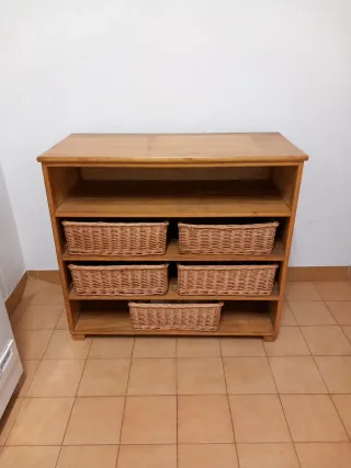 Estantería de madera con cestas