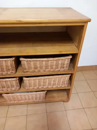 Estantería de madera con cestas