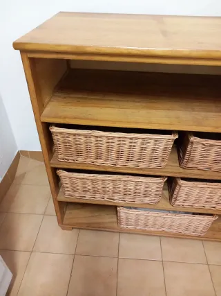 Estantería de madera con cestas