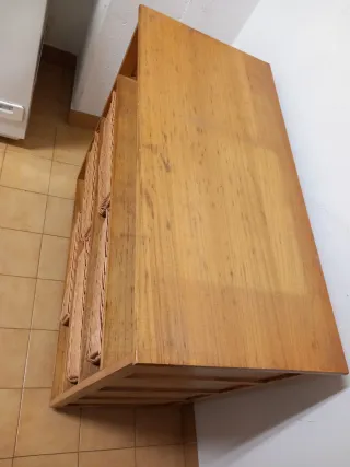 Estantería de madera con cestas