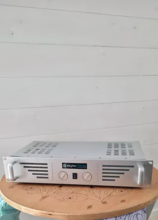Amplificatore Skytec PRO240 Argento