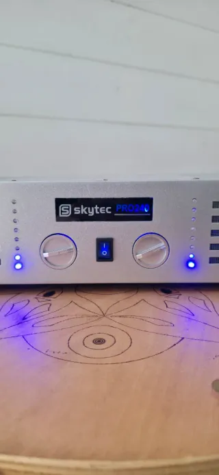 Amplificatore Skytec PRO240 Argento