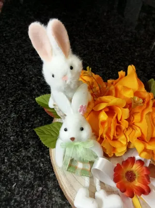Arranjo Páscoa Coelhinhos Flores Laranja