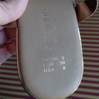 Sandalias planas Primark marrones y doradas