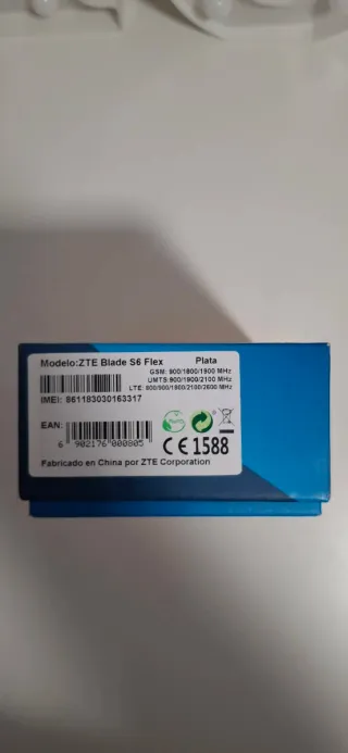 Móvil ZTE Blade S6 Flex con cable.