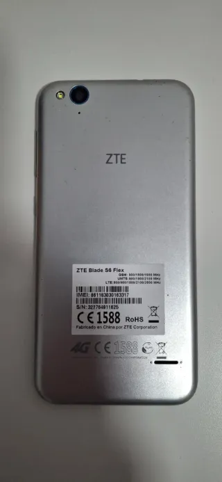 Móvil ZTE Blade S6 Flex con cable.