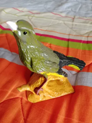 Figura pájaro campo verde y amarillo