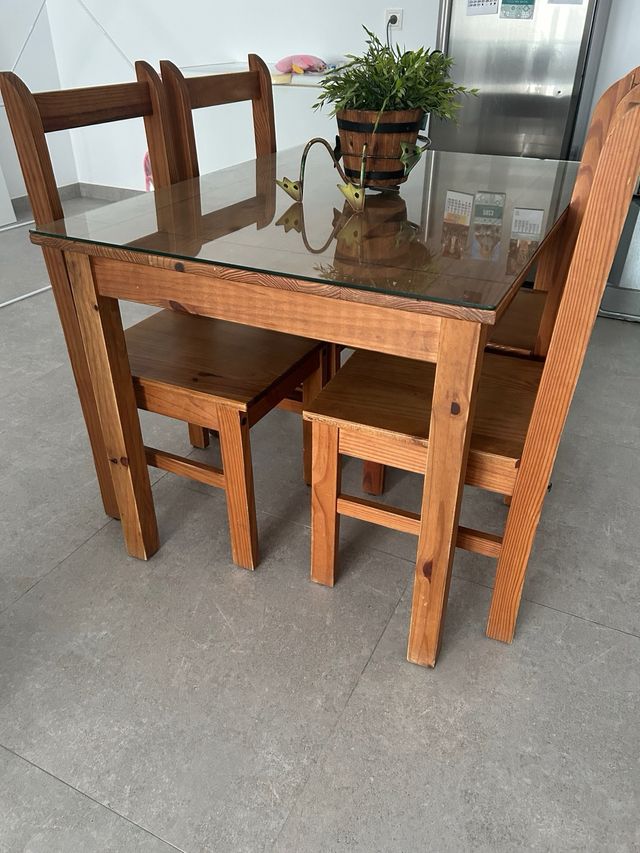 Mueble de madera rústico para salón con mesa