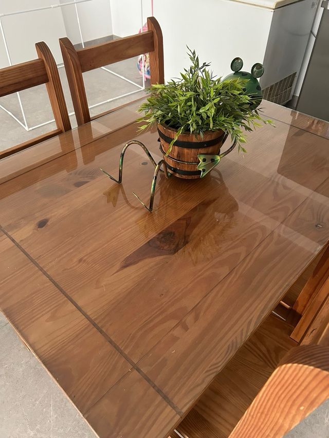 Mueble de madera rústico para salón con mesa