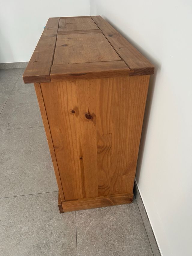 Mueble de madera rústico para salón con mesa