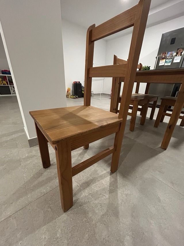 Mueble de madera rústico para salón con mesa