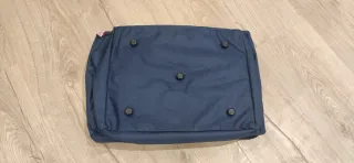 Cesta de compra azul y blanca