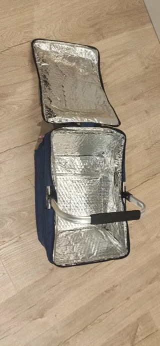 Cesta de compra azul y blanca