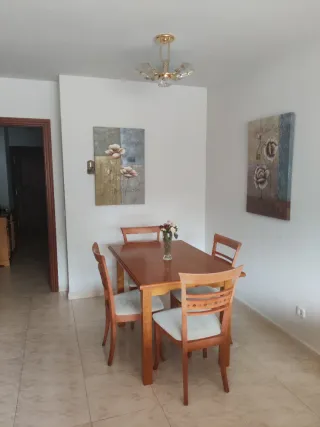 Mesa de comedor y  6 sillas de madera