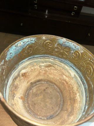 Macetero latón vintage con leones.