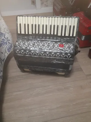 Acordeón de baile plateado