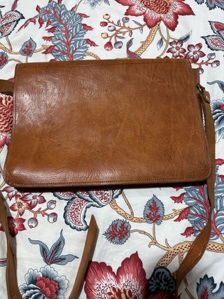 Bolso de cuero artesanal con diseño floral