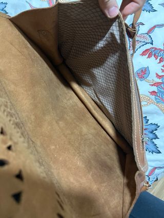 Bolso de cuero artesanal con diseño floral