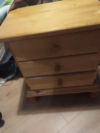 Mesita de noche de madera