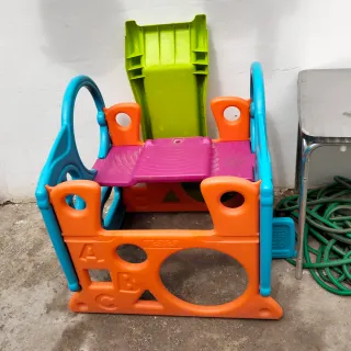 Tobogán infantil con columpio