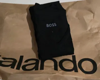 Camiseta BOSS cuello pico negra Talla L