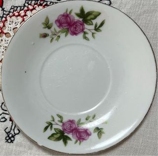 Platitos de porcelana con flores rosas