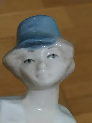 Figura porcelana firmada chico con conejo