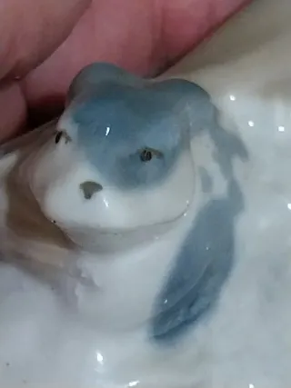 Figura porcelana firmada chico con conejo