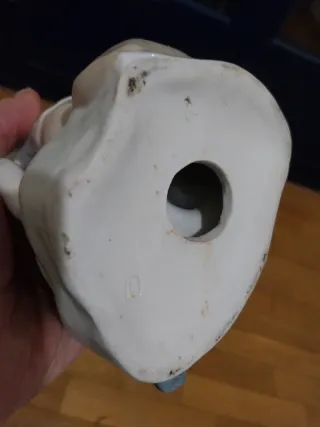 Figura porcelana firmada chico con conejo