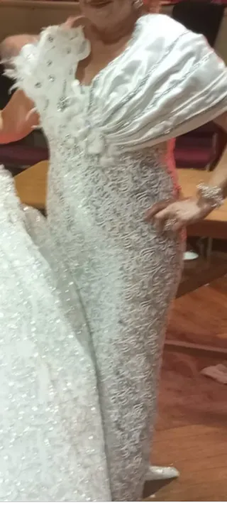 Vestido de boda gitana plateado y blanco