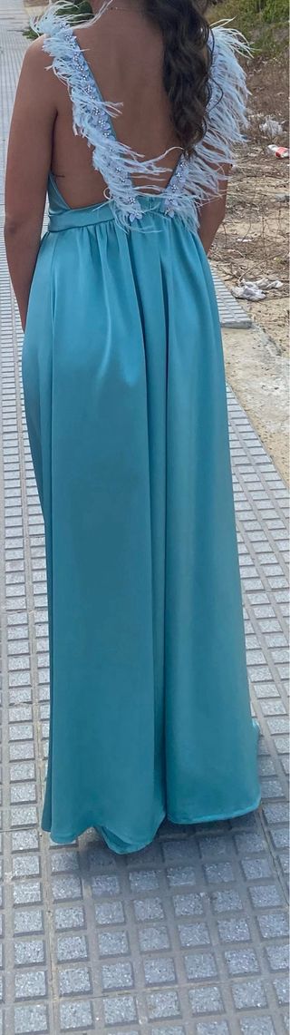 Vestido hecho a mano con plumas