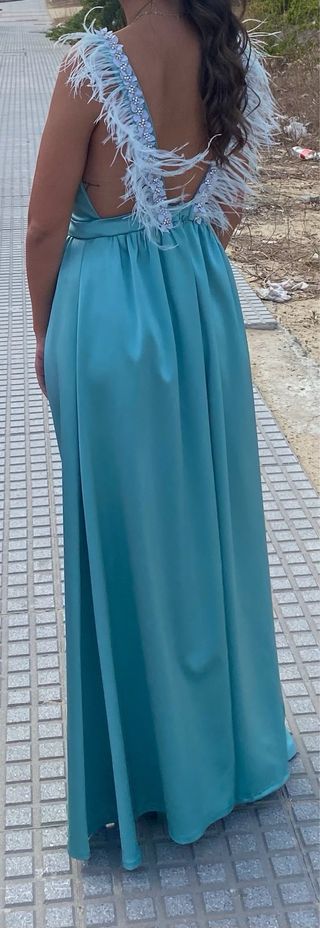 Vestido hecho a mano con plumas