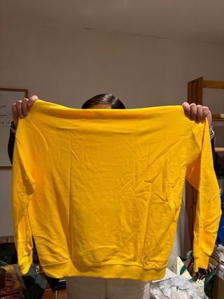 Sudadera amarilla con capucha