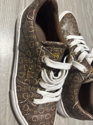 Zapatillas Guess Marrones y Doradas