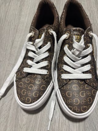 Zapatillas Guess Marrones y Doradas