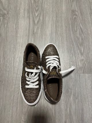 Zapatillas Guess Marrones y Doradas