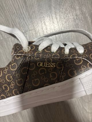 Zapatillas Guess Marrones y Doradas