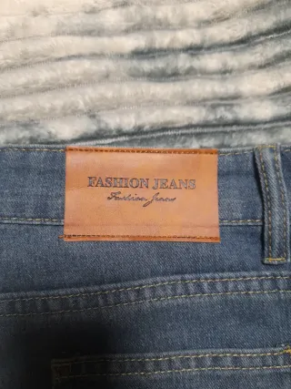 Pantalón vaquero con encaje
