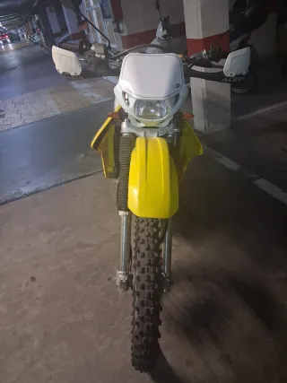 Suzuki DRZ400E Enduro Moto