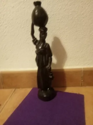 Escultura de madera mujer con cántaro