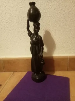 Escultura de madera mujer con cántaro