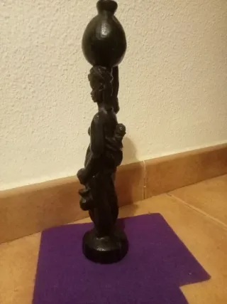 Escultura de madera mujer con cántaro