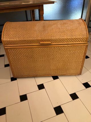 Baúl de mimbre y bambú